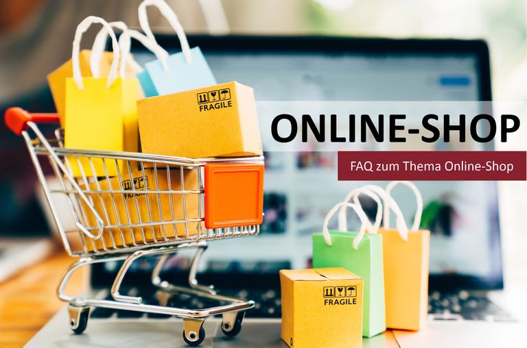 Online-Shop mit Einkaufskorb voller bunter Einkaufstaschen und Laptop-Hintergrund.