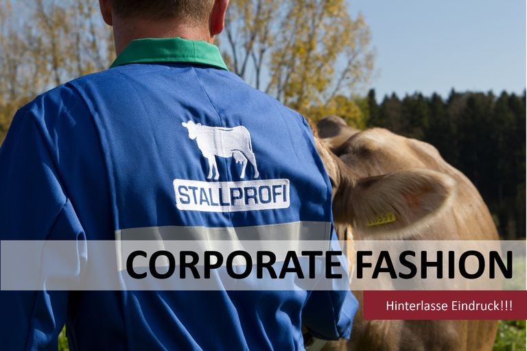 Mann mit Stallprofi-Shirt und Hund in Corporate-Fashion-Look im Freien.